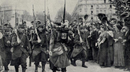 Wymarsz francuskich żołnierzy z Paryża w sierpniu 1914 r. Źródło: ze zbiorów P. Szlanty.