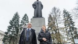 Prof. Helene Langevin-Joliot (P) i prof. Pierre Joliot (L) przy pomniku Marii Skłodowskiej - Curie w Lublinie. Fot. PAP/W. Pacewicz