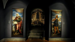 Dwa dzieła Domenica Tintoretta przedstawiające św. Jana Chrzciciela (P) i św. Jana Ewangelistę zaprezentowano na Zamku Królewskim w Warszawie. Fot. PAP/M. Obara