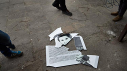 Zniszczona tablica informacyjna, która była przymocowana do stelaża przy pomniku Danuty Siedzikówny "Inki" na gdańskiej Oruni. 21.04.2017. Fot. PAP/A. Warżawa
