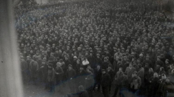 Stoczniowcy przed gmachem dyrekcji Stoczni Gdańskiej im. Lenina, 14.12.1970 r. Fot. IPN
