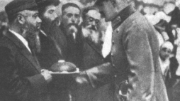 Marszałek Józef Piłsudski przyjmuje w Dęblinie delegację Żydów. Źródło: Muzeum Polin