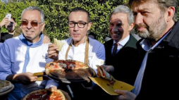 Włoski minister ds. dziedzictwa kulturowego, Dario Franceschini (R), odwiedza pierwszy kamienny piec w Capodimonte w Neapolu, w którym została upieczona pizza Margherita. Sztukę piekarzy neapolitańskiej pizzy wpisano na listę kulturowego dziedzictwa ludzkości UNESCO. Fot. PAP/EPA