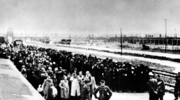 Niemiecki obóz Auschwitz-Birkenau - selekcja więźniów na obozowej rampie. 1944 r. Fot. PAP/CAF/Reprodukcja