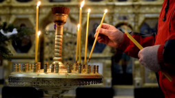 Wierni zapalają świeczki w greckokatolickim soborze archikatedralnym w Przemyślu w wigilię świąt Bożego Narodzenia. Fot. PAP/D. Delmanowicz