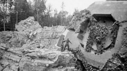 Ruiny bunkra na terenie Wilczego Szańca. Czerwiec 1946 r. Fot. PAP/J. Baranowski