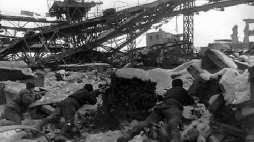 Żołnierze radzieccy w ruinach Stalingradu. Źródło: Wikimedia Commons