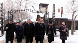 Marszałek Senatu Stanisław Karczewski (C-L) wraz z przewodniczącym Senatu Hiszpanii Pio Garcią-Escudero (C-P) odwiedzili, 9 bm. były niemiecki nazistowski obóz koncentracyjny i zagłady KL Auschwitz. Fot. PAP/ S. Rozpędzik