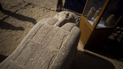 Sarkofag odkryty przez egipskich archeologów koło miejscowości Tuna el-Dżebel. Fot. PAP/EPA