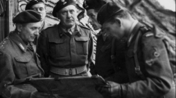 1 Dywizja Pancerna. Od lewej: płk. dypl. Kazimierz Dworak, gen. Stanisław Maczek, rtm. T. Wysocki. Scarborough, 07.1944. Źródło: NAC 