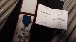 Krzyż Kawalerski Orderu Zasługi RP dla Abrahama Segala. Źródło: IPN