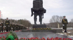 Pomnik we wsi Chatyń na Białorusi upamiętniający masakrę ludności cywilnej z 22 marca 1943 r. Fot. PAP/EPA