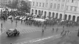 Oddziały ZOMO i milicji  rozpędzają uczestników demonstracji, studentów i przypadkowych przechodniów na Krakowskim Przedmieściu. Fot. PAP/T. Zagoździński