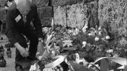 Józef Paczyński składa kwiaty przed Ścianą Śmierci na terenie b. niemieckiego obozu Auschwitz podczas uroczystości 65. rocznicy pierwszej deportacji więźniów do Auschwitz. 2005 r. Fot. PAP/J. Bednarczyk
