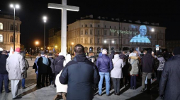 Czuwanie modlitewne na placu Piłsudskiego w Warszawie w 13. rocznicę śmierci świętego Jana Pawła II. Fot. PAP/R. Guz