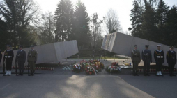 Uroczystości przed pomnikiem Ofiar Katastrofy Smoleńskiej na Cmentarzu Wojskowym na Powązkach. Fot. PAP/M. Obara
