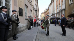 Prezydent Andrzej Duda składa kwiaty przed tablicą upamiętniającą Grzegorza Przemyka. Fot. PAP/P. Supernak