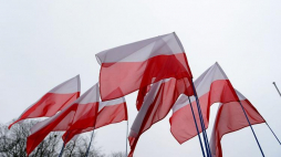 Flagi narodowe. Fot. PAP/J. Kaczmarczyk