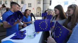Happening zorganizowany w ramach obchodów Dnia Europy przed siedzibą Przedstawicielstwa Komisji Europejskiej w Warszawie. Fot. PAP/P. Supernak