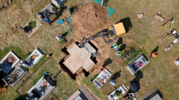 Prace archeologiczne na cmentarzu komunalnym w Hruszowicach w miejscu istniejącego do 26 kwietnia 2017 r. pomnika ku czci UPA. 24.05.2017. Fot. PAP/D. Delmanowicz