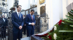 Premier Mateusz Morawiecki składa kwiaty przed sarkofagiem marszałka Macieja Płażyńskiego w bazylice Mariackiej w Gdańsku. Fot. PAP/D. Kulaszewicz