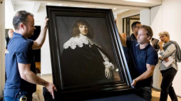 "Portret młodego dżentelmena" został zaprezentowany w środę w muzeum Hermitage Amsterdam. Fot. PAP/EPA