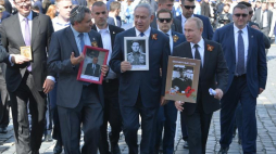 Prezydent Rosji Władimir Putin (P), premier Izraela Benjamin Netanjahu (C) i prezydent Serbii Aleksandar Vuczić (L) wzięli udział w pochodzie Nieśmiertelnego Pułku w Rosji. Fot. PAP/EPA