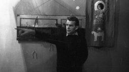 Władysław Hasior w swoim mieszkaniu i pracowni w willi Borek. Zakopane, 1966 r. Fot. Muzeum Narodowe w Warszawie/PAP/Wiesław Prażuch