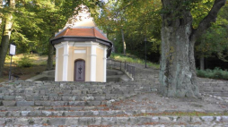 Jedna z zabytkowych kapliczek Kalwarii Wejherowskiej - Grób Matki Bożej. Źródło: Wikimedia Commons