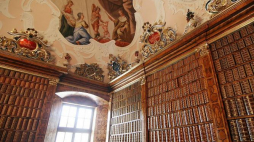 Wnętrze biblioteki jasnogórskiej. Fot. PAP/M. Kuroń