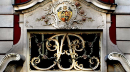 portal wejścia do Domu Uphagena; rokokowo-klasycystyczna kamienica wzniesiona przez Jana Uphagena w roku 1776 przy ul. Długiej 12. Fot. PAP/M. Angiel 