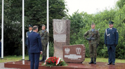 Prezydent Andrzej Duda (C-L) składa wieniec przed Pomnikiem Celników Polskich upamiętniającym celników, którzy zginęli w czasie II wojny światowej, 25 bm. (nlat) PAP/D. Kulaszewicz