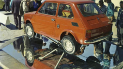 MTP Poznań 1973 r. Polski Fiat 126p, polska wersja licencyjna produkowana przez Fabrykę Samochodów Małolitrażowych Polmo Bielsko-Biała w Bielsku-Białej oraz w Tychach. Fot. PAP/J. Morek