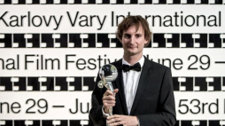 Słoweński reżyser filmowy Olmo Omerzu chwilę po otrzymaniu głównej nagrody za reżyserię filmu „Kawki na drodze” na 53. Międzynarodowym Festiwalu Filmowym w Karlowych Warach. Fot. PAP/EPA/M. Divisek 