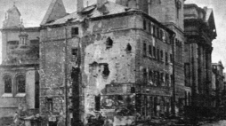 Warszawa, wrzesień 1944 r. Opustoszały plac Zamkowy przy rogu Krakowskiego Przedmieścia. Fot. PAP/CAF