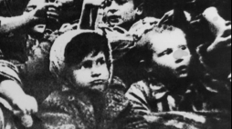 Dzieci w Auschwitz. Fot. PAP/CAF