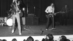 Warszawa, 1967 r. PKiN, Sala Kongresowa. Zespół The Rolling Stones podczas koncertu. Z lewej wokalista Mick Jagger. Fot. PAP/C. M. Langda