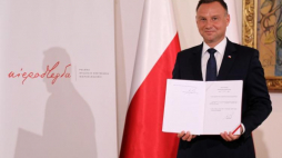 Prezydent Andrzej Duda podpisał ustawę o Medalu Stulecia Odzyskanej Niepodległości. Fot. PAP/J. Bednarczyk