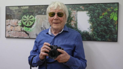 Fotograf Tadeusz Rolke podczas otwarcia swojej wystawy pt. „Będzie dobrze” w Galerii Le Guern w Warszawie. Fot. PAP/P. Supernak