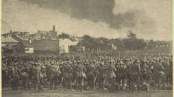 Żołnierze niemieccy na tle Gorlic przygotowują się do pościgu za Rosjanami. Źródło: Wikimedia Commons