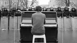 Okładka książki „Chłopak z pianinem O sztuce i wojnie na Ukrainie”