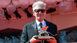 David Cronenberg ze statuetką Złotego Lwa Świętego Marka - honorową nagrodą 75. Międzynarodowego Festiwalu Filmowego w Wenecji. Fot. PAP/EPA