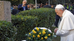 Papież Franciszek w miejscu pamięci ofiar Holokaustu. Wilno, 23.09.2018. Fot. PAP/EPA