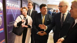 Minister spraw zagranicznych Jacek Czaputowicz (2P) podczas otwarcia wystawy „Żegota” w Sejmie Republiki Litwy w Wilnie. Fot. PAP/P. Nowak