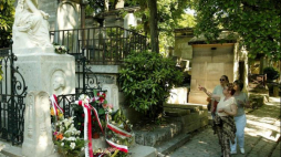 Paryż, Francja, maj 2004. Turyści przy grobie Fryderyka Chopina na cmentarzu Père-Lachaise. Fot. PAP/EPA/O. Hoslet 