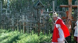 Jan Paweł II podczas pielgrzymki na Litwie w 1997 r. Fot. PAP/T. Walczak