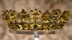 Złota korona ślubna z XIV w., która prawdopodobnie należała do pierwszej żony Karola IV Luksemburskiego. Fot. PAP/M. Kulczyński