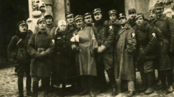 Oddział "straceńcow" por. Romana Abrahama przed ratuszem we Lwowie. 22 listopada 1918 r. Źródło: CAW