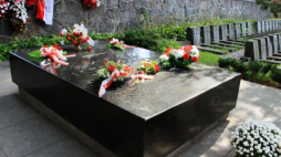 Litwa-Wilno, Cmentarz na Rossie; grobowiec matki Józefa Piłsudskiego i jego serca. Fot. PAP/J. Undro