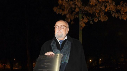 Krzysztof Penderecki podczas uroczystości odsłonięcia dębu Pender na krakowskich Plantach i umieszczonej przy nim tablicy pamiątkowej z okazji jubileuszu 85. urodzin kompozytora. Fot. PAP/J. Bednarczyk